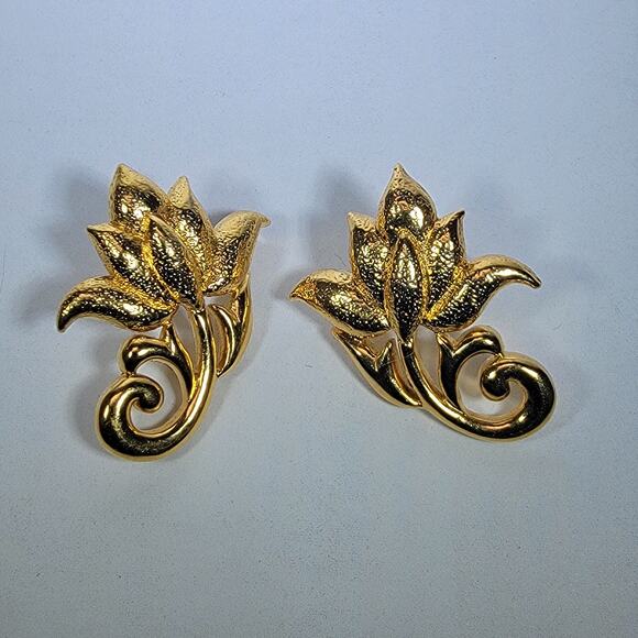Vintage Gold-Tone Floral Earrings – Elegant Lotus Design, Classic Studs - Picture 1 of 10